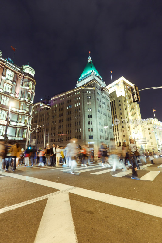 上海外滩夜景行人过马路