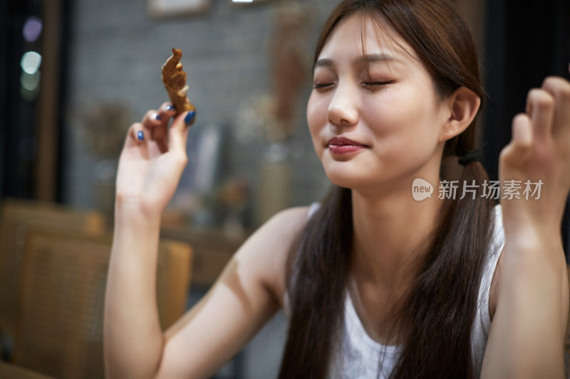 在酒店自助餐厅大吃特吃的亚洲可爱少女人像