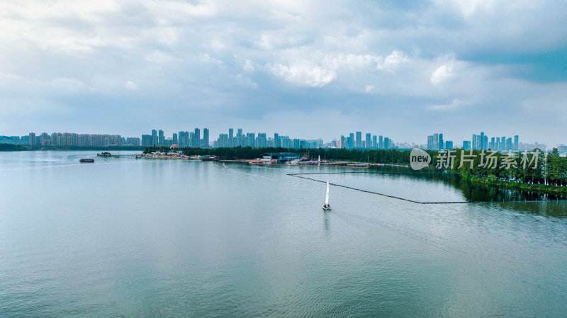 湖北武汉东湖风景与帆船