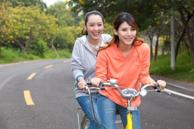 年轻大学生在校园里骑车