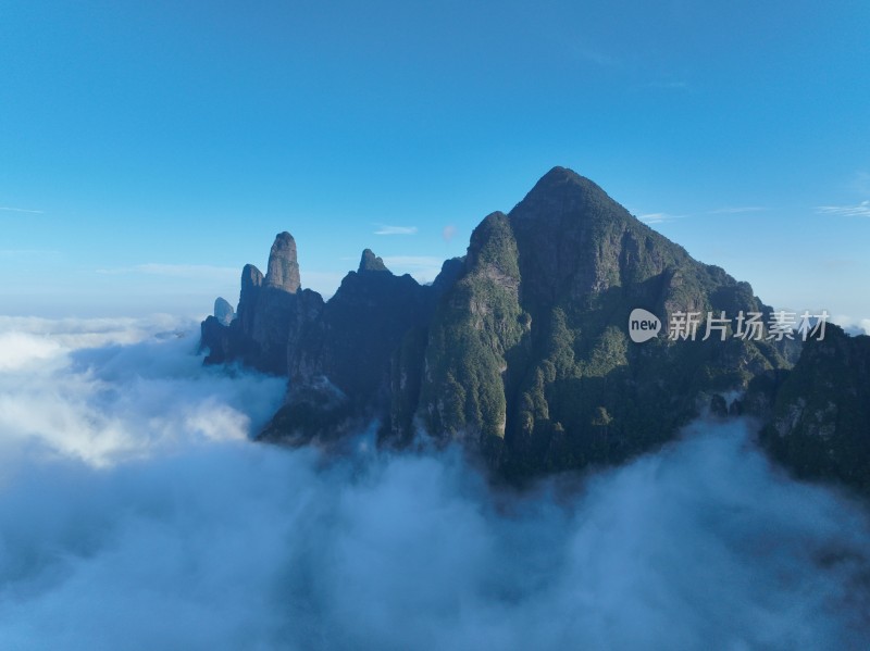 航拍云端仙境云海之上仙山风景蓝天圣堂山