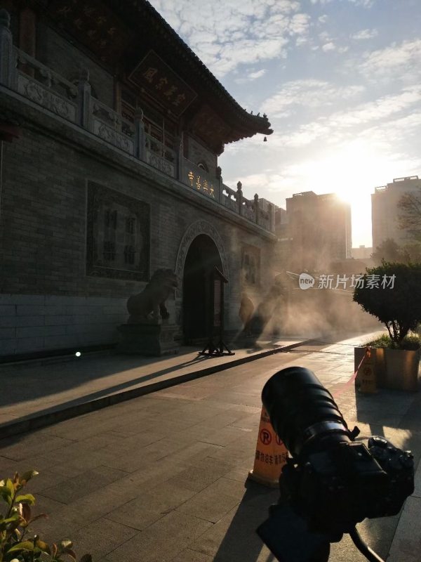 古寺庙门前日出时的拍摄场景