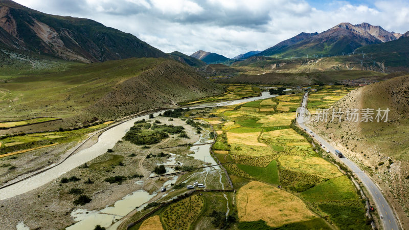 西藏高原山地乌云下的草原丘壑