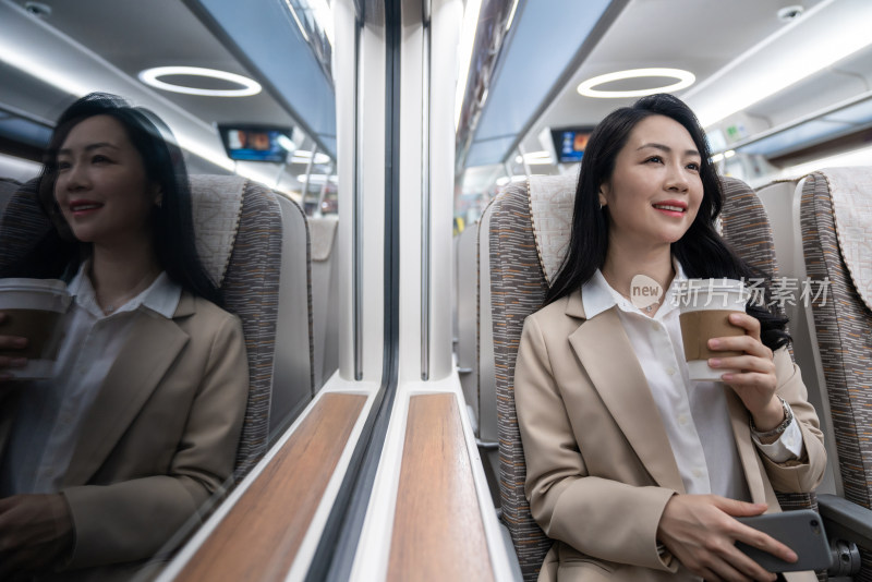 商务女士乘坐地铁拿一杯咖啡