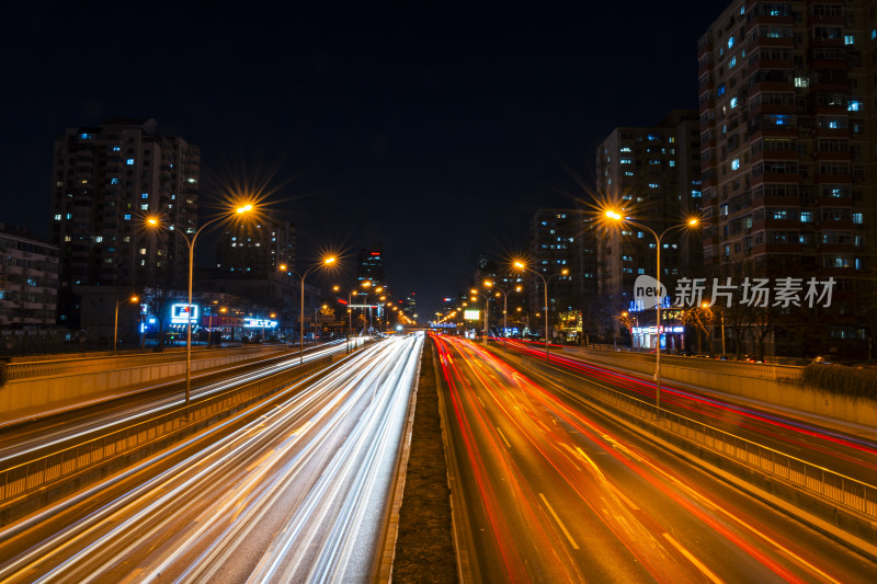 城市夜晚公路车流的光轨效果