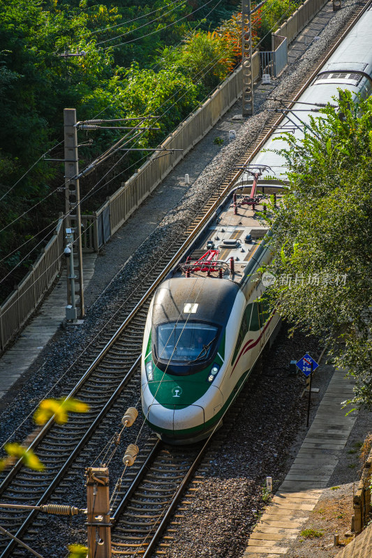 北京城市天际线与高铁火车道