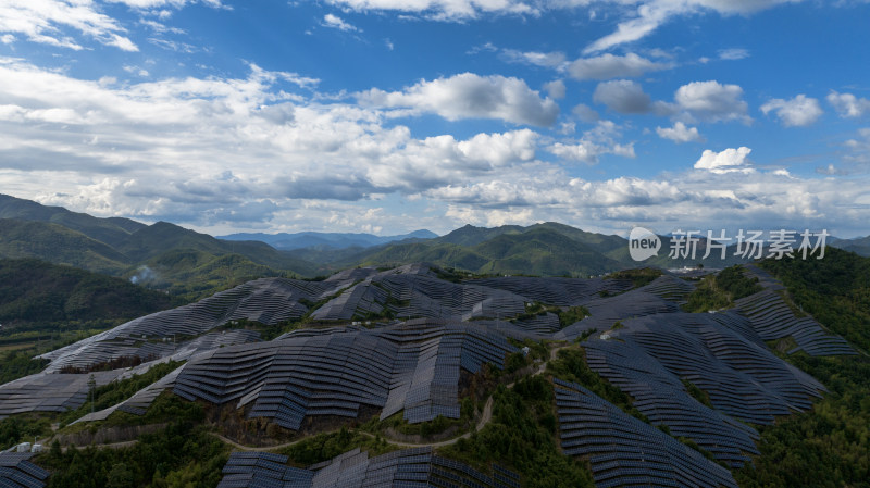 航拍大型的光伏发电基地，高兴科技能源产业