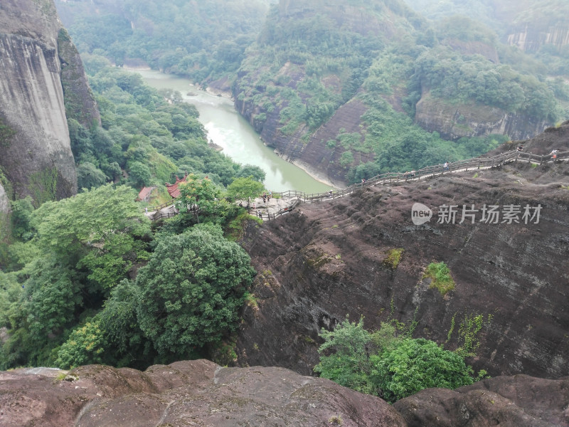 武夷山栈道与河流风景