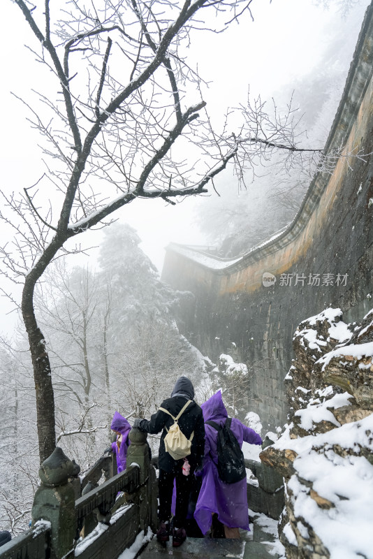 湖北武当山景区冬天大雪雾凇古建筑旅游