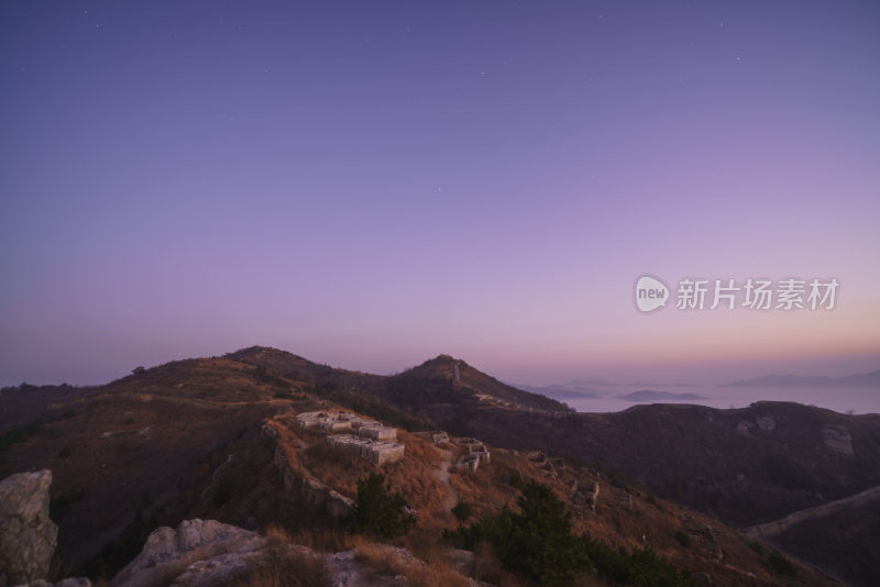 湖北武汉龙王尖日出时分的壮美山景俯瞰图