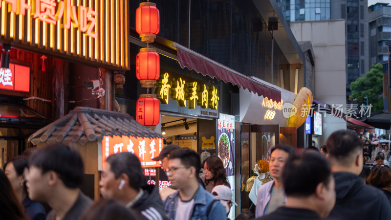 五一假期贵阳街道上的美食与游客们