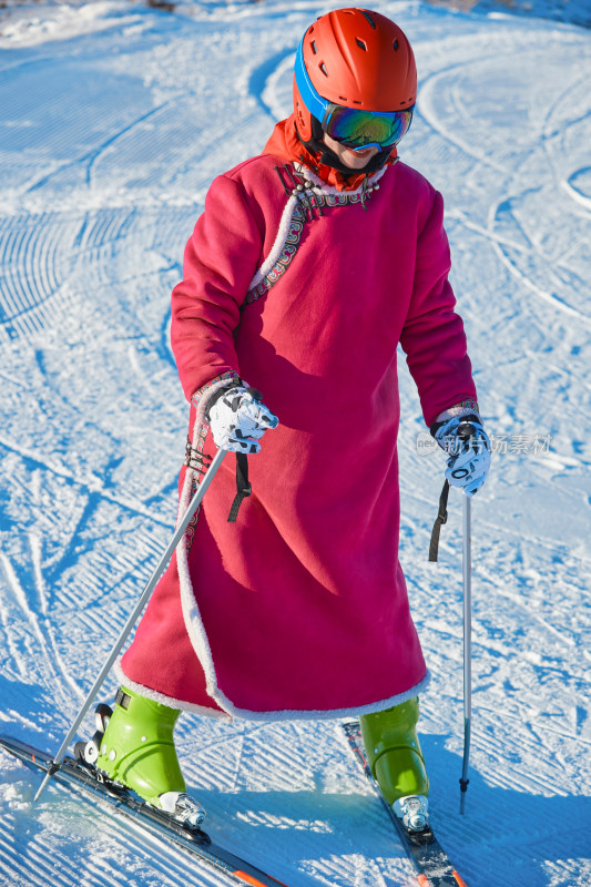 在滑雪场进行滑雪运动的年轻女性