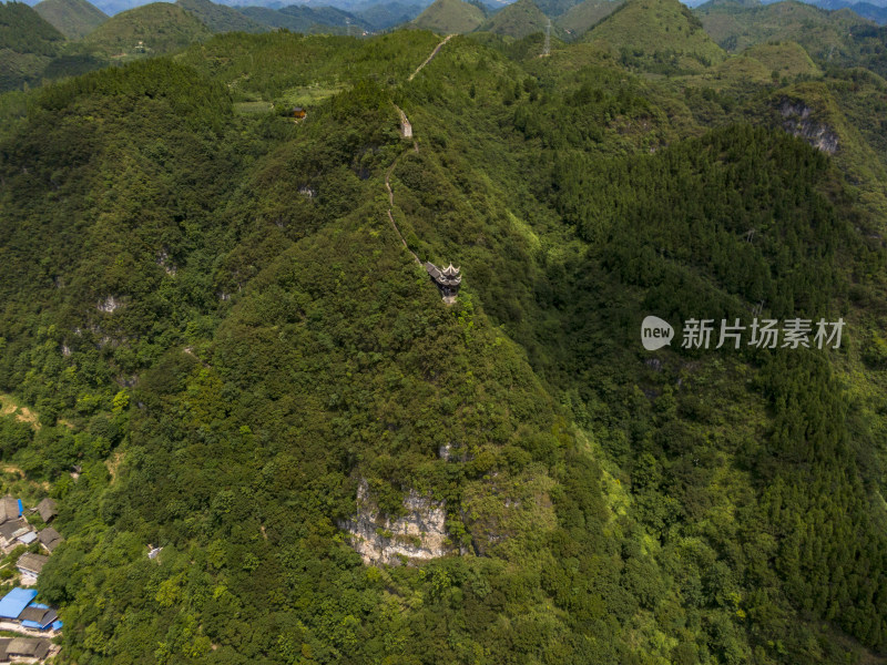 大自然连绵起伏山川丘陵蓝天白云航拍图