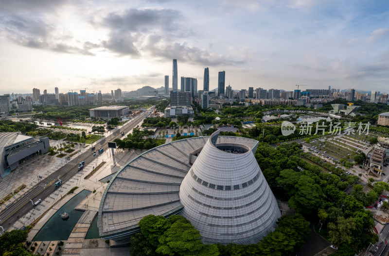 独特建筑与城市天际线的航拍景象