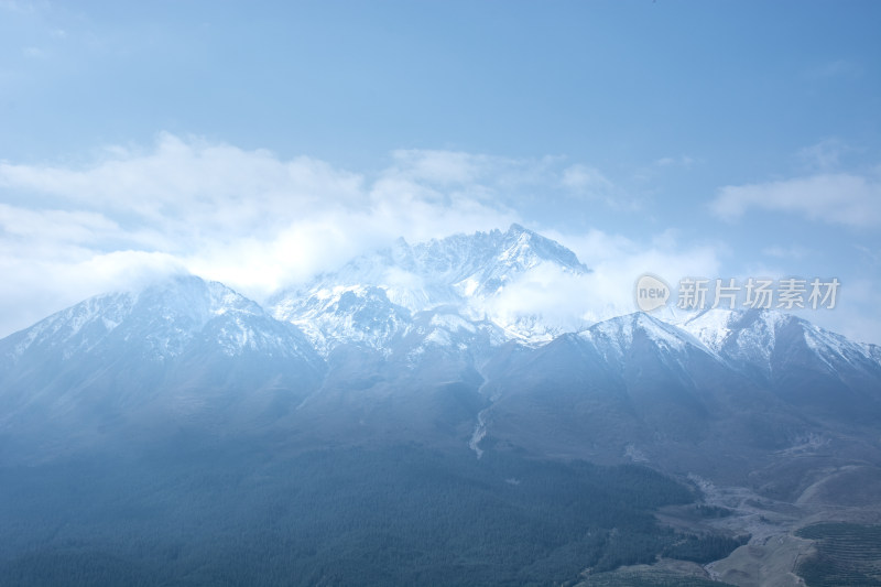 青海祁连山脉秋天的森林雪山自然风光