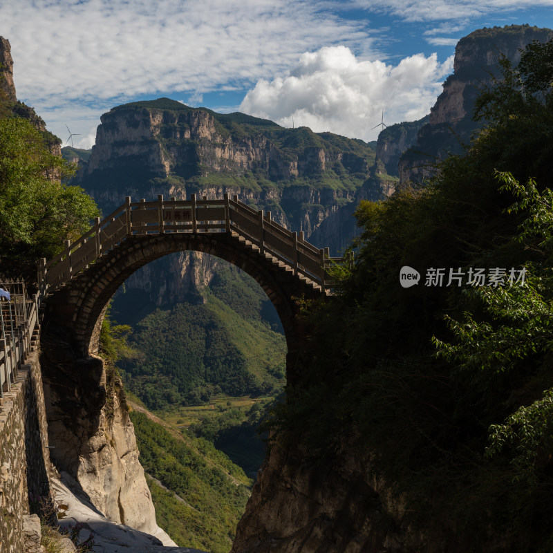 太行山神龙湾挂壁公路尽头的月亮桥