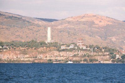 湖边山丘建筑风景