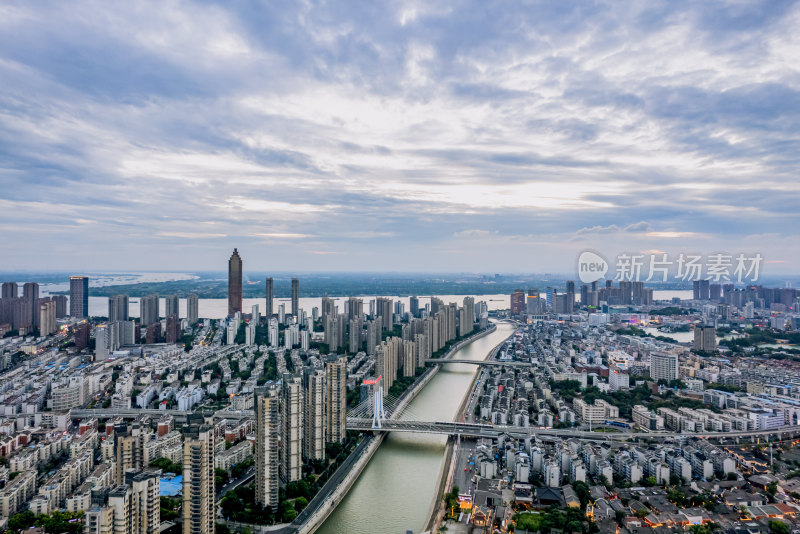 夏日傍晚雨后芜湖主城区风光