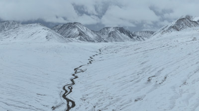 航拍青海阿尼玛卿雪山道路山峰自然风景