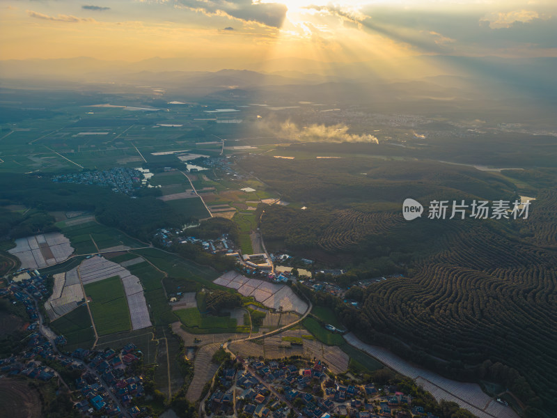 航拍视角下的日落夕阳农田村落