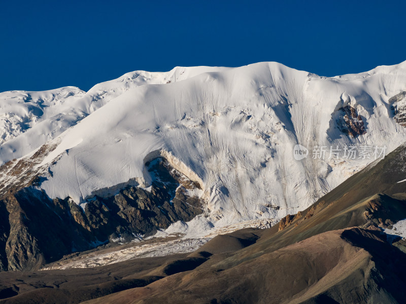 朝阳下的雪山