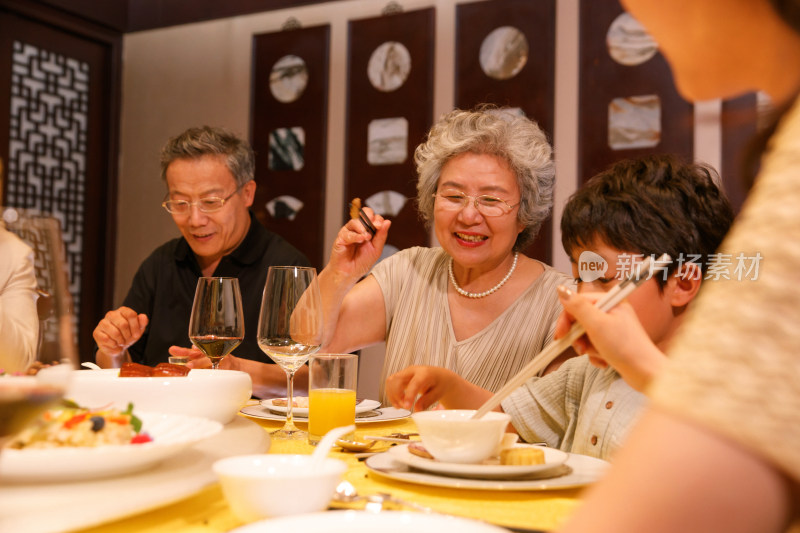 幸福家庭在餐厅用餐