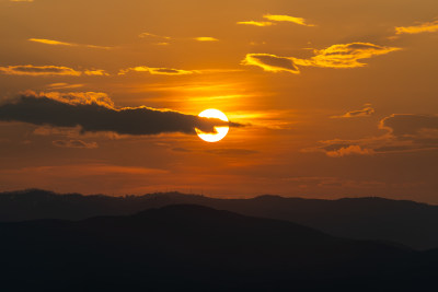 夕阳西下映照山峦的壮美景观