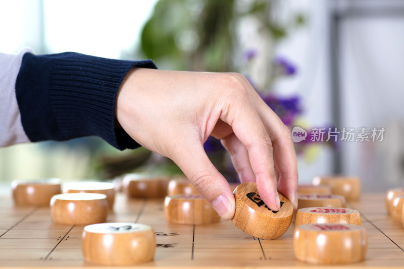 正在下象棋