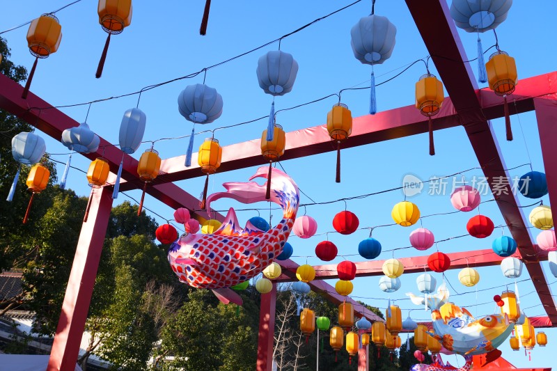 春节氛围集市挂满花灯、灯笼装饰