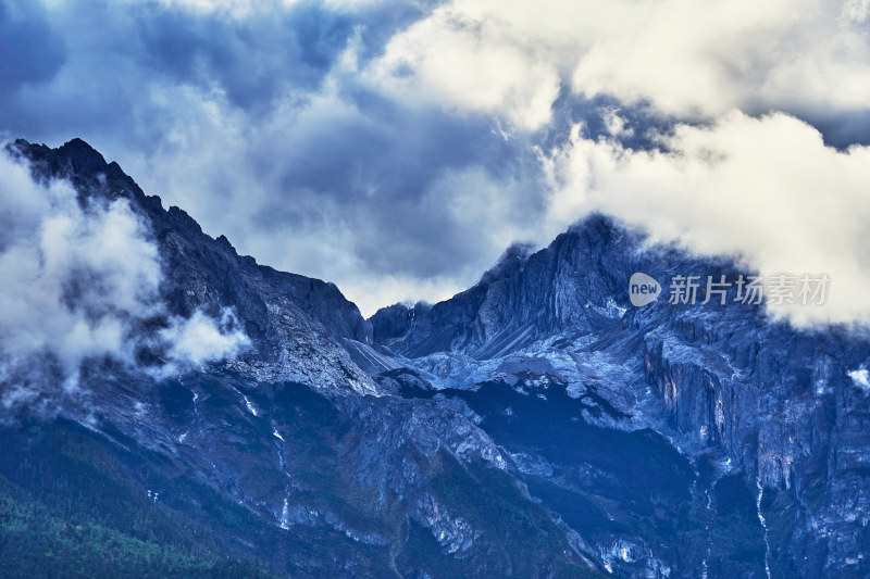 云海中的玉龙雪山