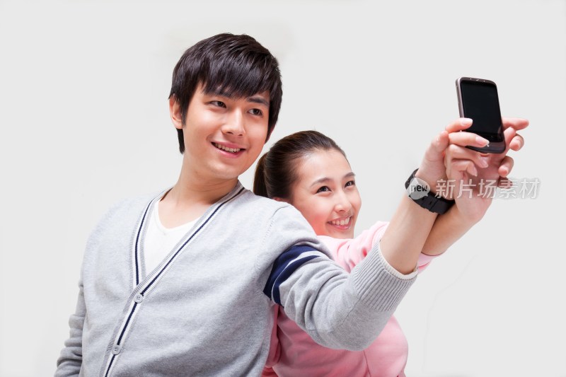 快乐的年轻情侣展示手机