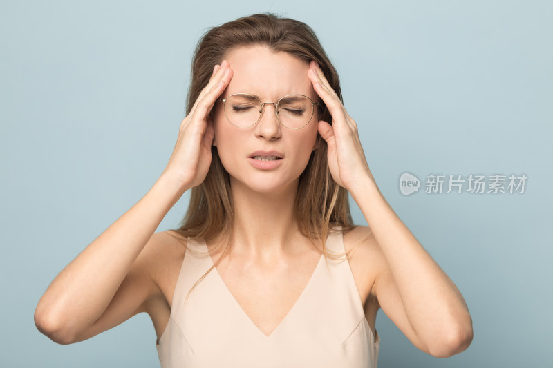 戴眼镜女性双手抱头显苦恼