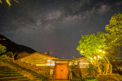 星空银河下的民宿小屋