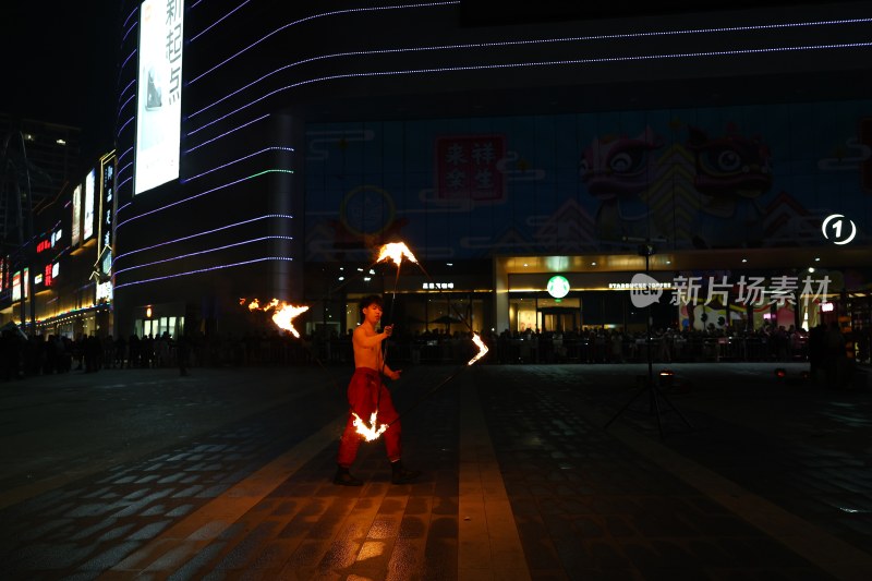 夜晚广场上的火舞表演者