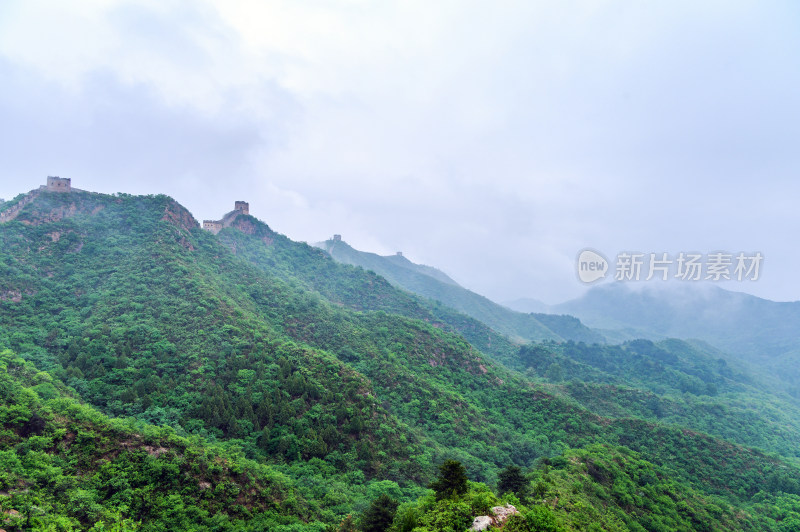 中国夏季金山岭长城阴天下雨云雾风光