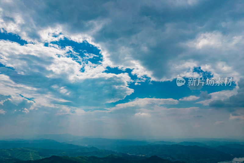 祖国大好河山丘陵山川蓝天白云航拍摄影图