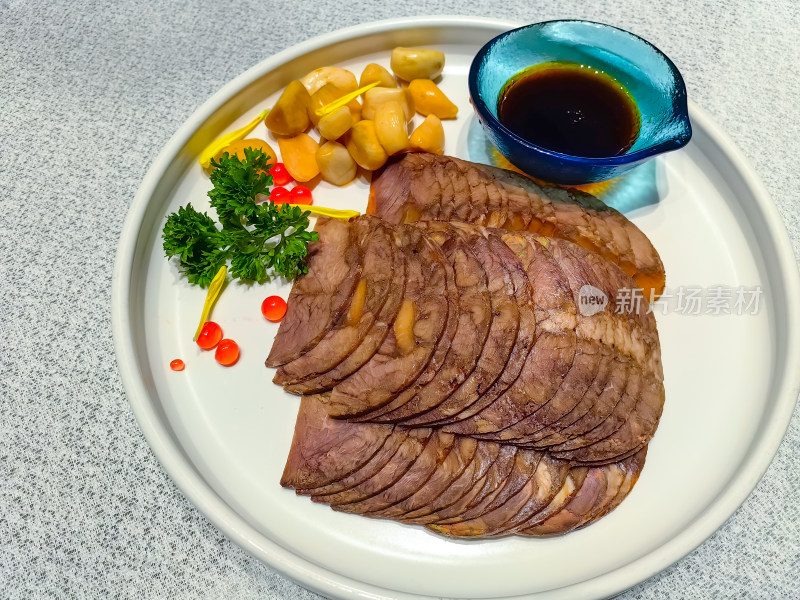 盘子里的切片牛肉，美食凉菜