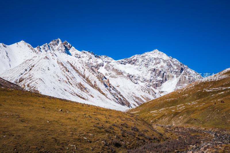 新疆天山山脉雪山山峰山脉