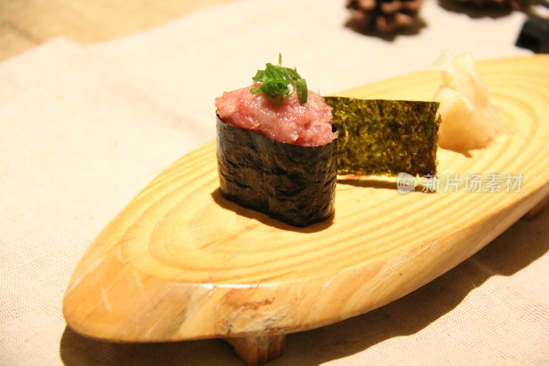 美食寿司刺身三文鱼寿司卷