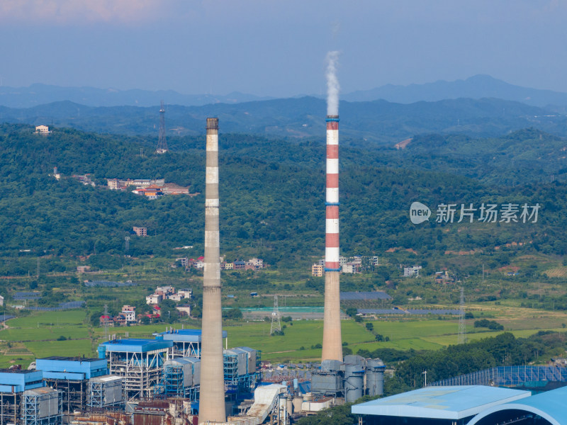 航拍城市煤炭火力发电厂、烟囱、光伏太阳能