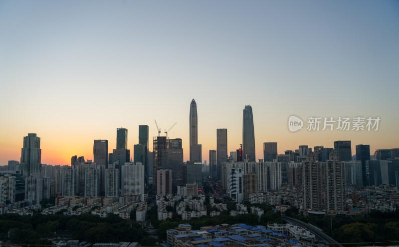 城市夜景鸟瞰，高楼林立灯火辉煌的景象