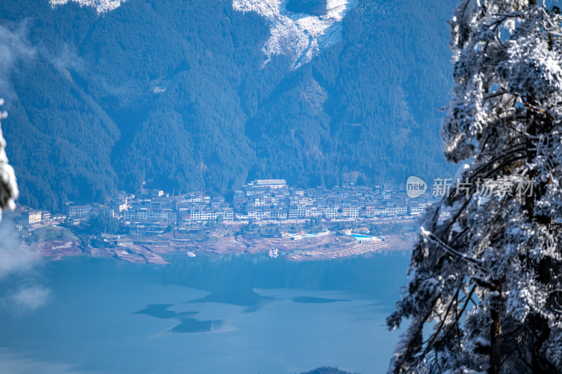 四川眉山瓦屋山景区雪山湖畔的宁静小镇