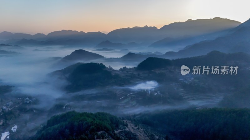 重庆酉阳：雾锁青山村庄靓