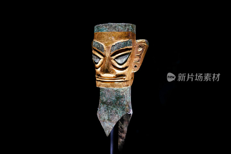 四川广汉三星堆带金面罩的青铜人头像