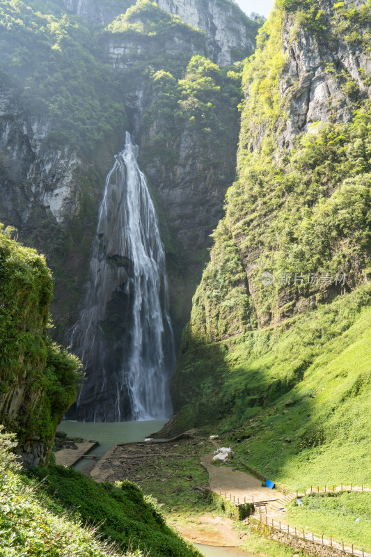 高山瀑布流水自然风光