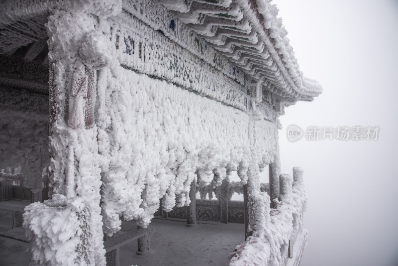 寒冷冬天冰雪霜冻的古建筑房檐走廊