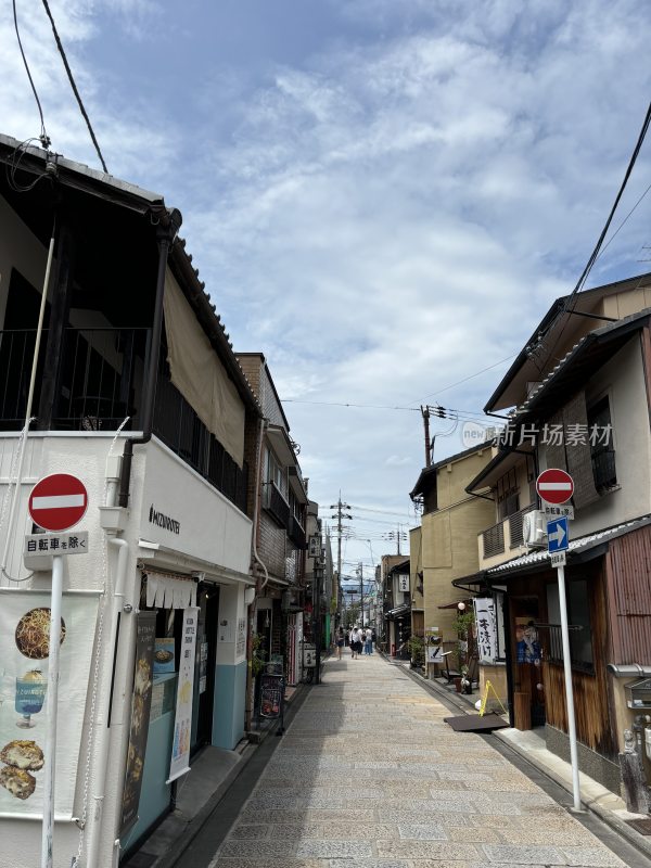 日式街道两旁建筑及标志景象