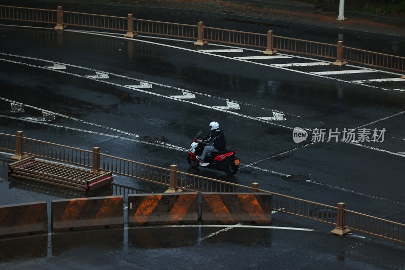 街道交通 街道 城市 交通 道路 车辆 雨