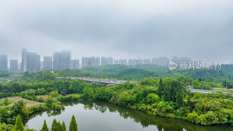 阴雨天的贵阳新城区观山湖公园