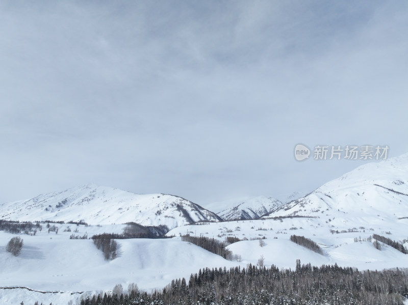 中国新疆阿勒泰禾木冬季雪景白雪覆盖的禾木